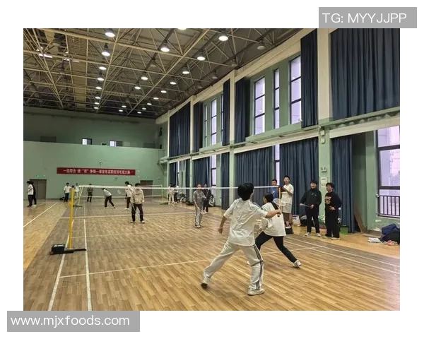 重庆羽毛球队在城市联赛中的灵活性表现与战术分析 重庆羽毛球队在城市联赛中的灵活性表现与战术分析